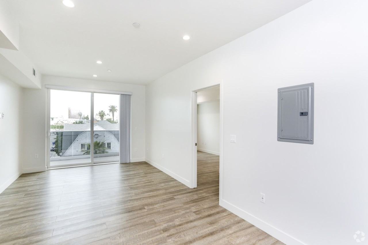 744 Hartford Ave - Photo 4 of 35