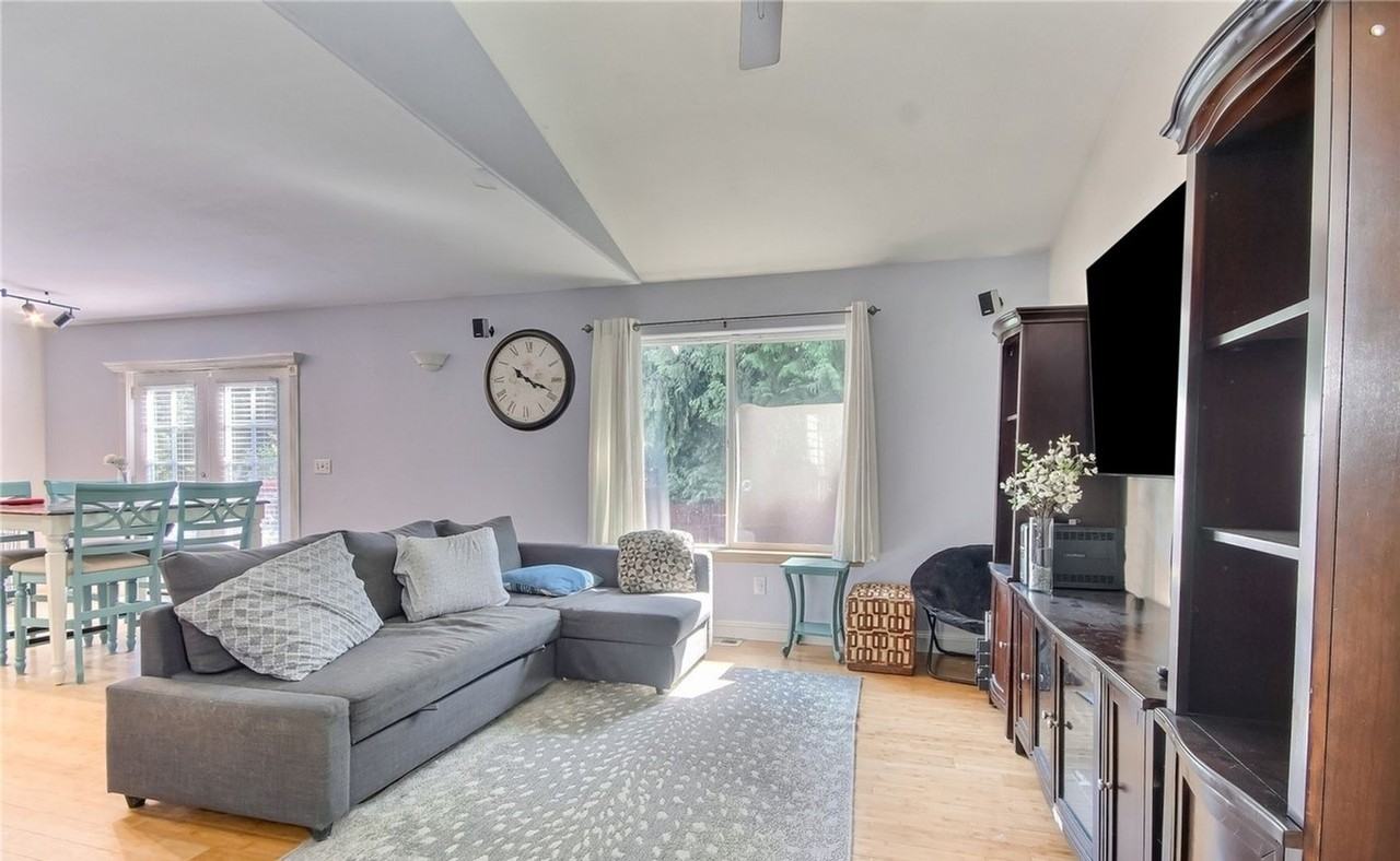 21714 N Clear Lake Blvd Se - Photo 3 of 22