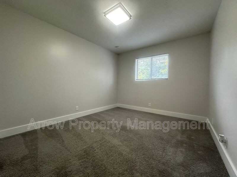 2325 S St #8 - Photo 5 of 8