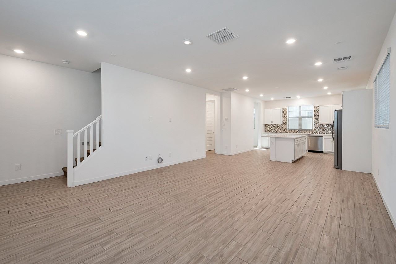 1072 E Newland Dr - Photo 2 of 15