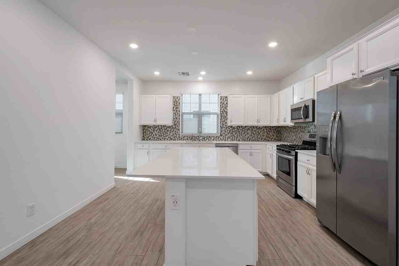1072 E Newland Dr - Photo 3 of 15