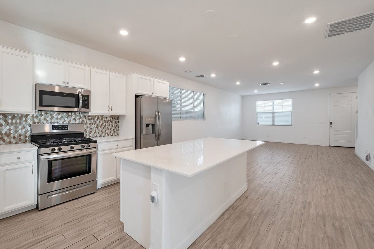 1072 E Newland Dr - Photo 4 of 15