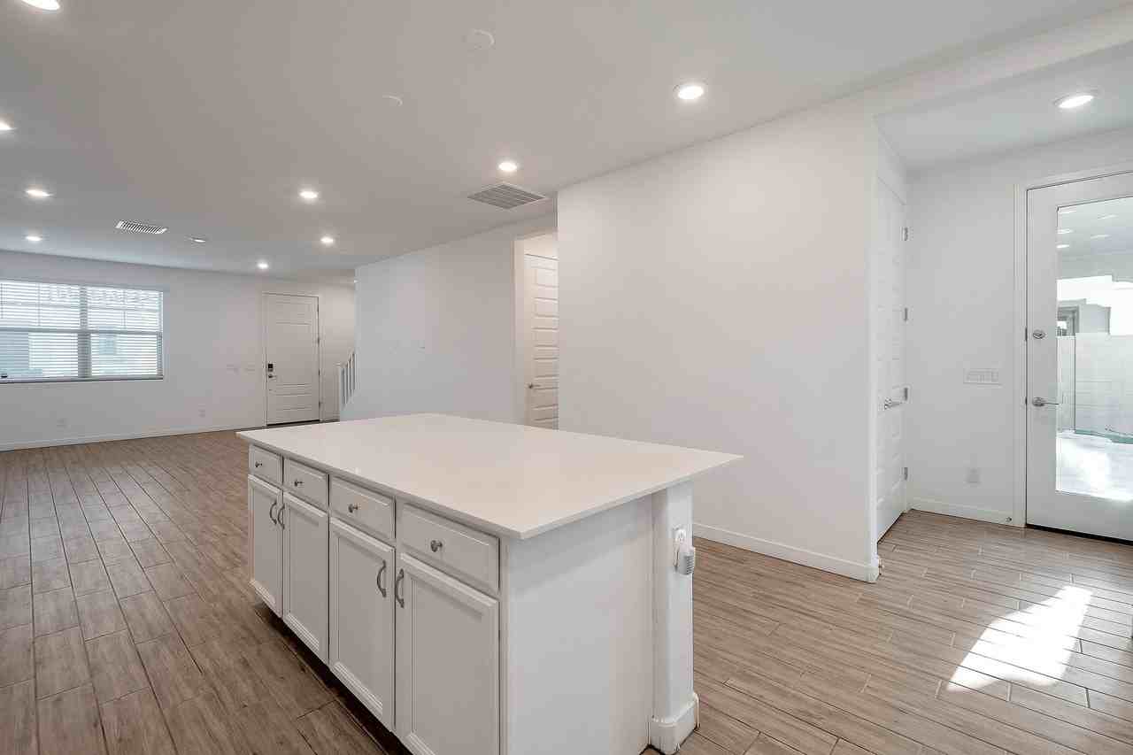 1072 E Newland Dr - Photo 5 of 15
