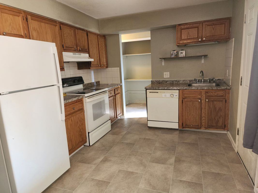 721 Fraser St - Photo 3 of 19