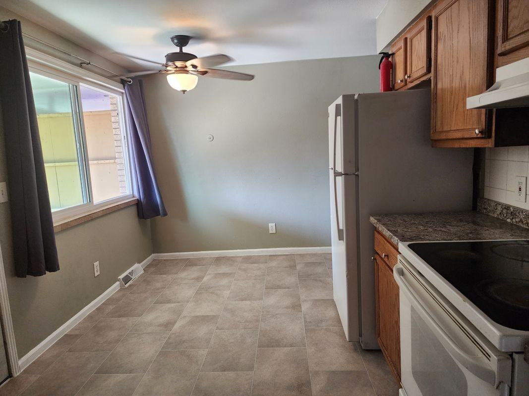 721 Fraser St - Photo 4 of 19