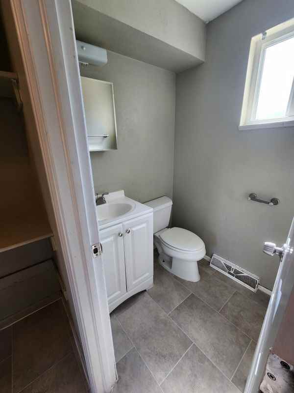 721 Fraser St - Photo 5 of 19