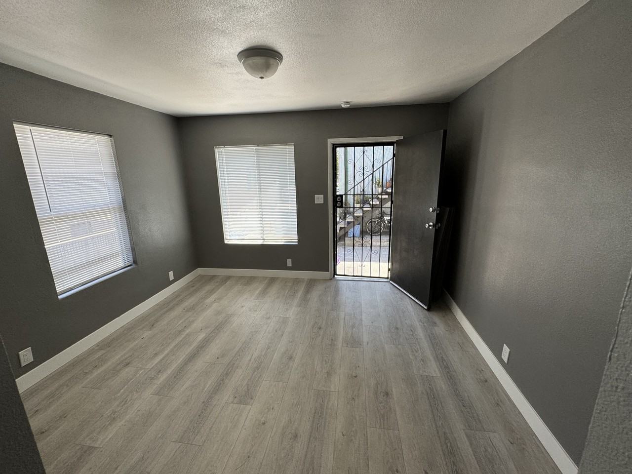 2513 1/2 E 4th St #2513-1-2 - Photo 3 of 10