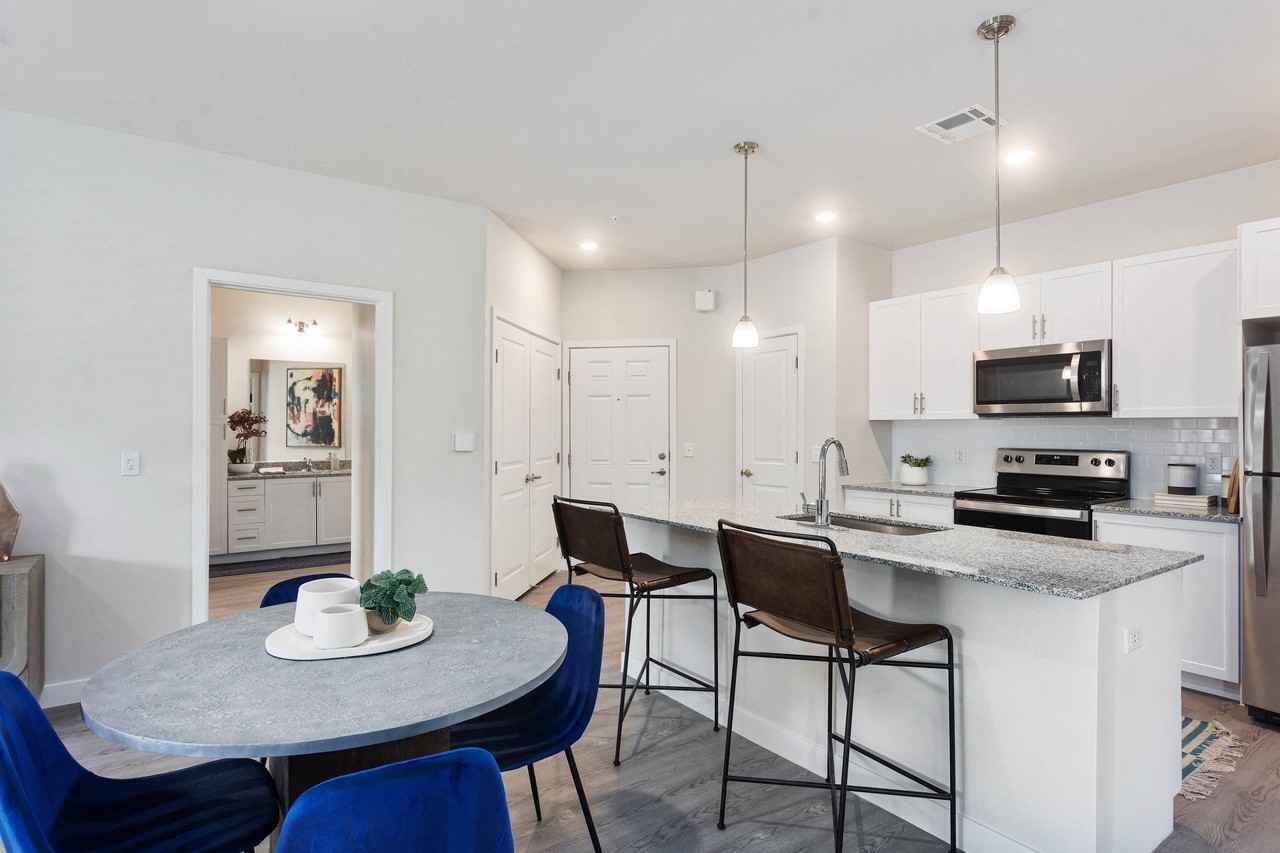 Obsidian on Glendale - Photo 7 of 27