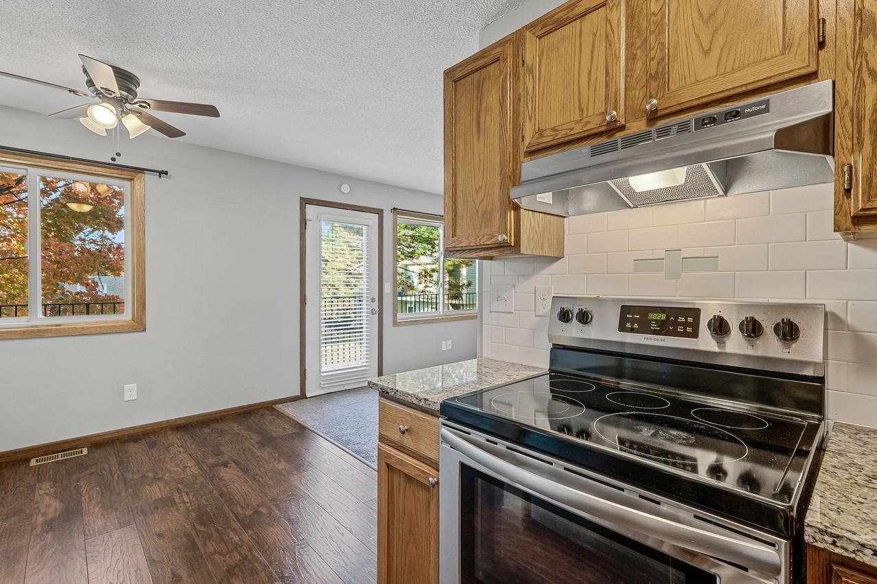 1409 Farrington St - Photo 4 of 22
