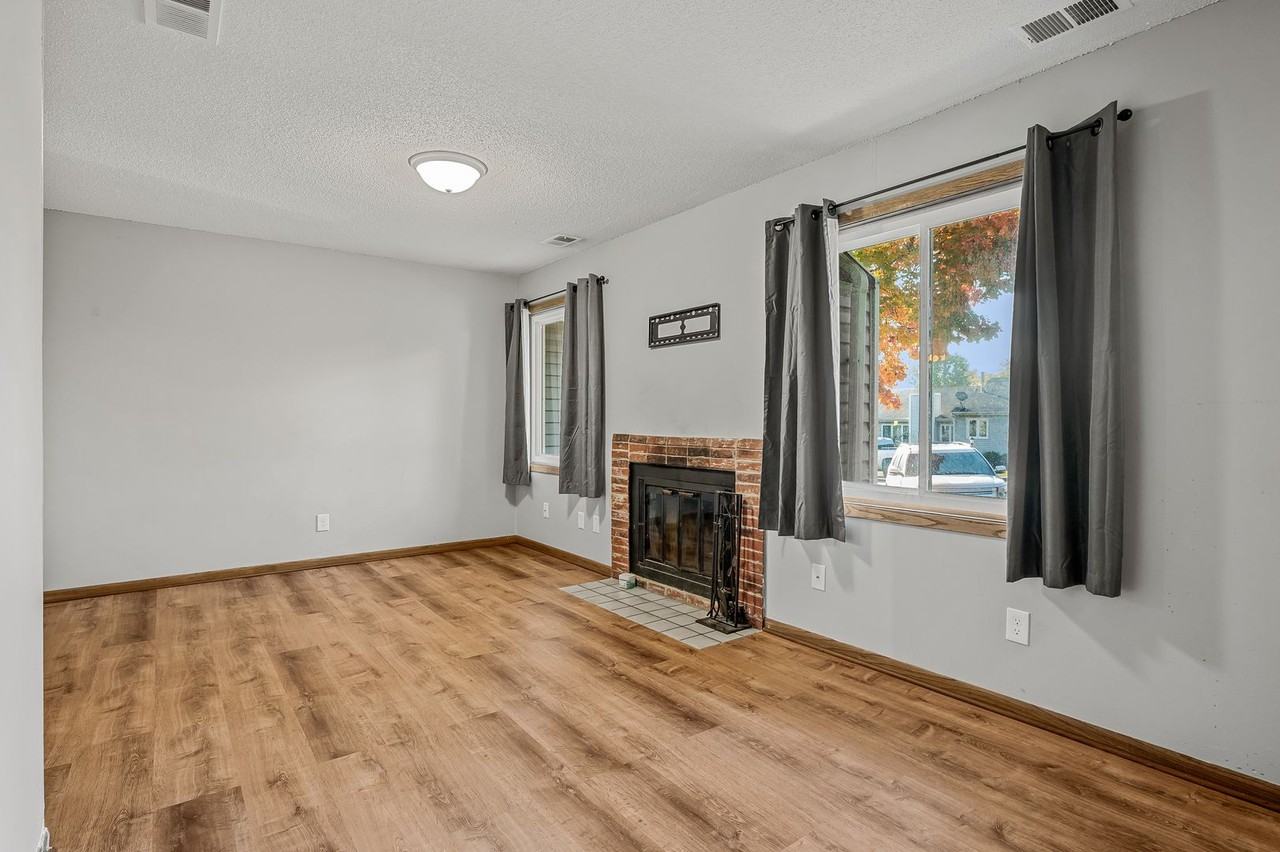 1409 Farrington St - Photo 6 of 22