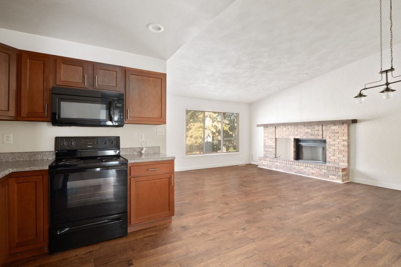 716-718 Plankway Drive - Photo 3 of 20