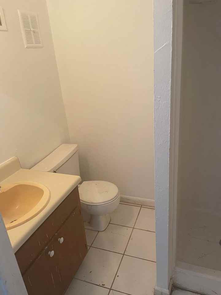 1261 Orange Ave E - Photo 5 of 6