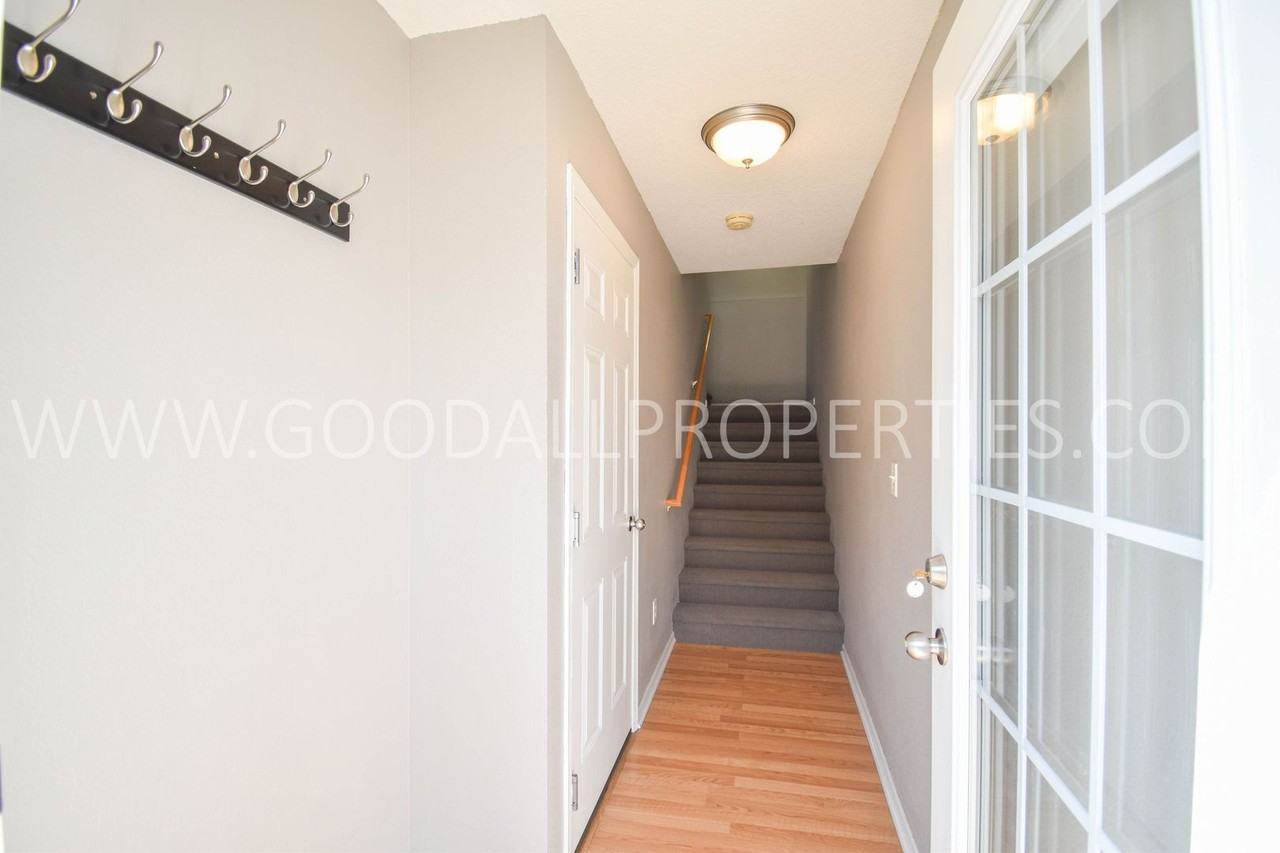 304 Ne Olivewood - Photo 2 of 15