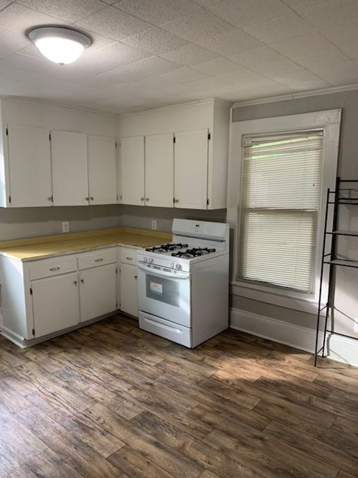 202 Magnolia St - Photo 3 of 9