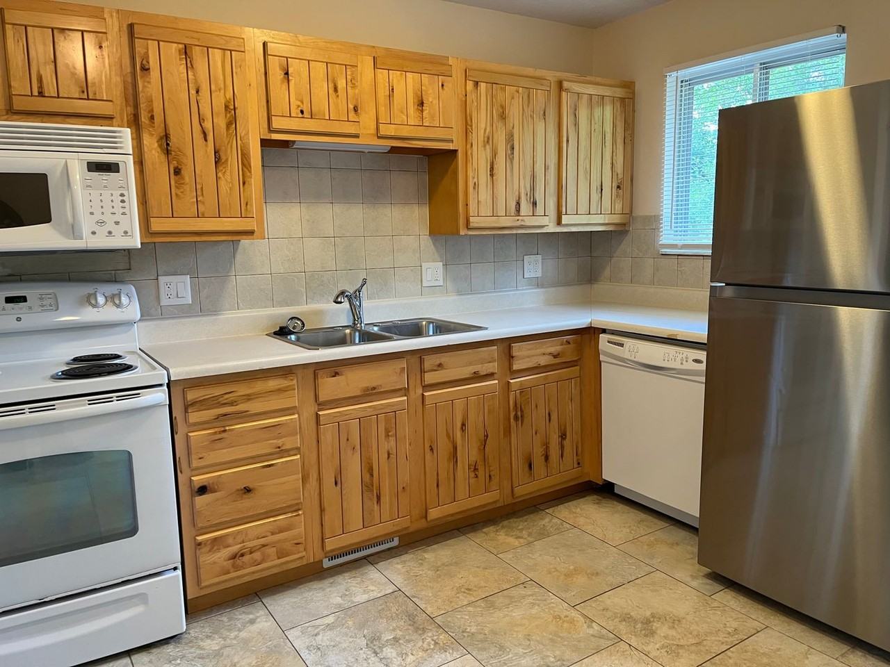 3313 W Winchester Rd - Photo 3 of 20