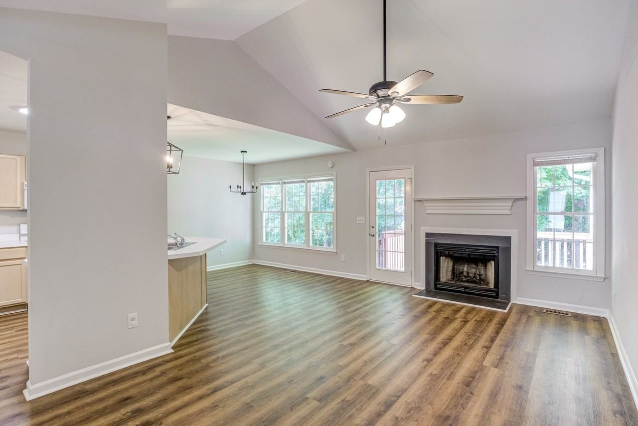 126 Crookham Ct - Photo 7 of 30