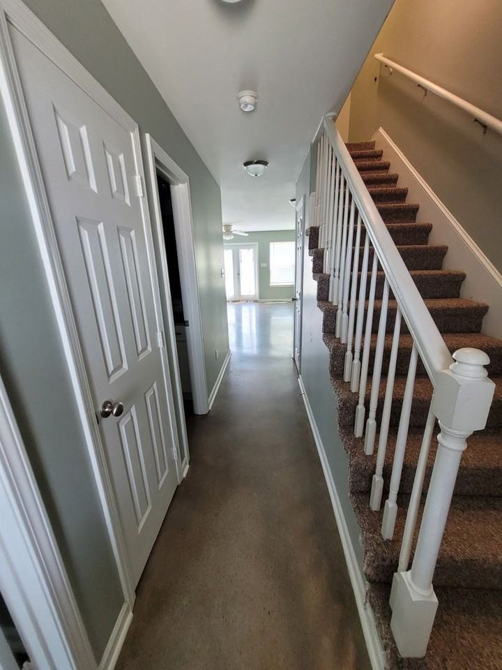 1610 Dehart Dr - Photo 2 of 12