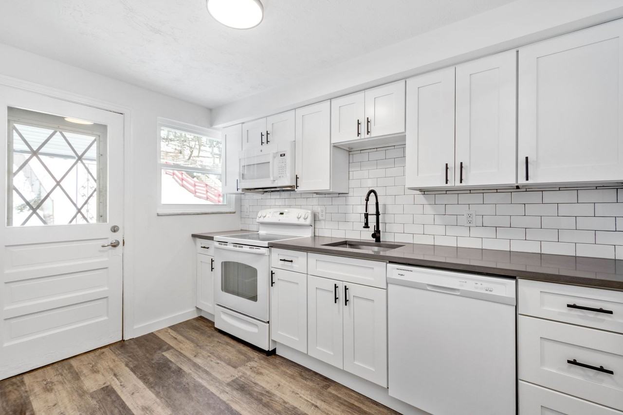 2186 Pauline Ave - Photo 7 of 29