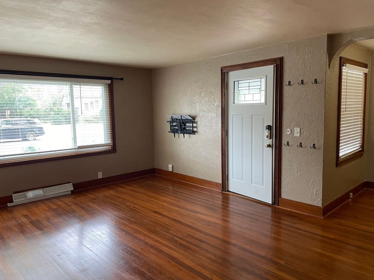 437 N Kansas Ave - Photo 2 of 12