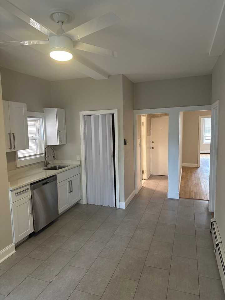 252 Marion St - Photo 2 of 10