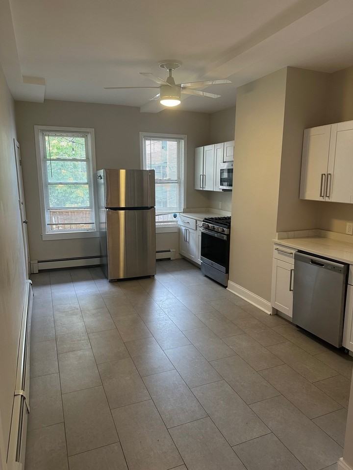 252 Marion St - Photo 3 of 10