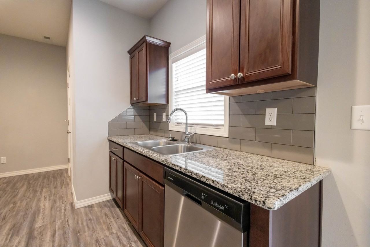 3083 W Cardinal St - Photo 7 of 21