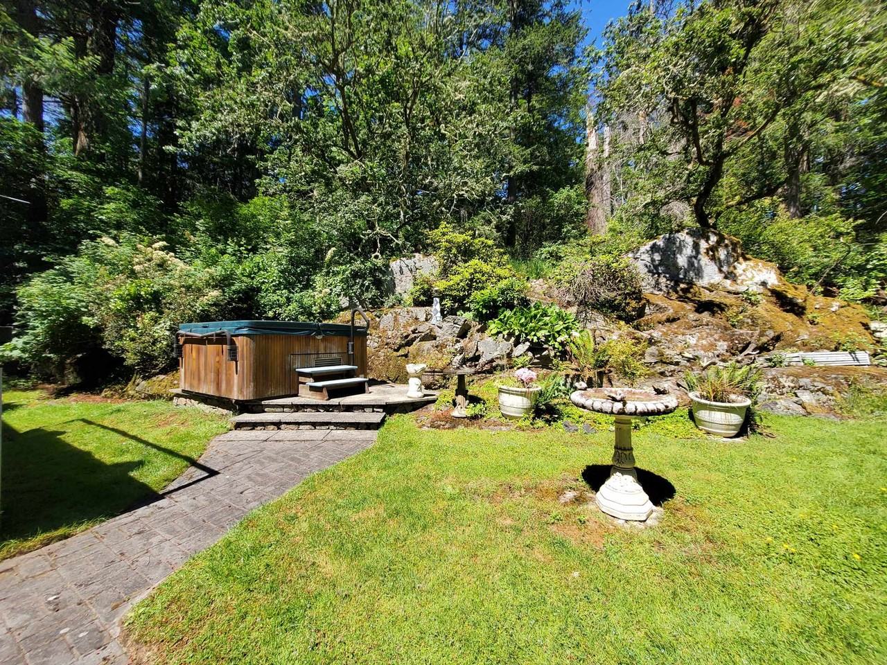 960 Carolwood Drive - Photo 2 of 7