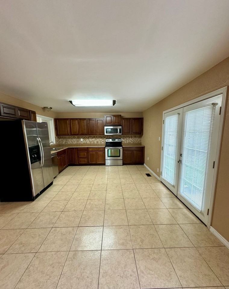 517 Holly Dr - Photo 4 of 22