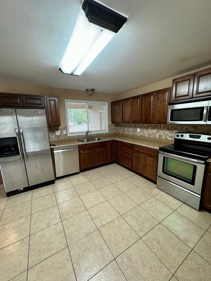 517 Holly Dr - Photo 6 of 22