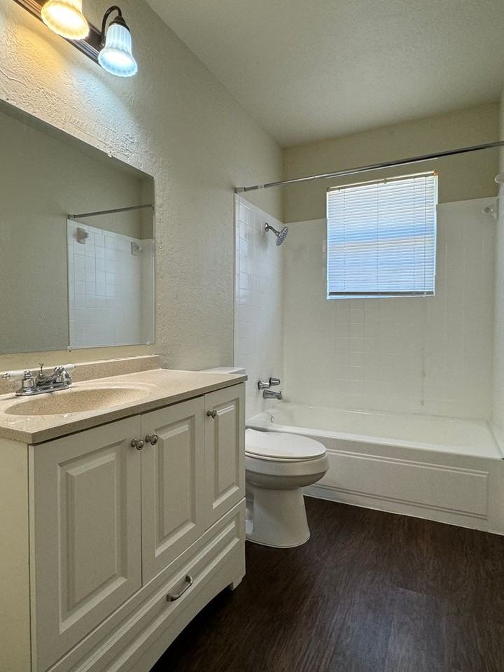 5407 Nw Kinyon Ave - Photo 6 of 11