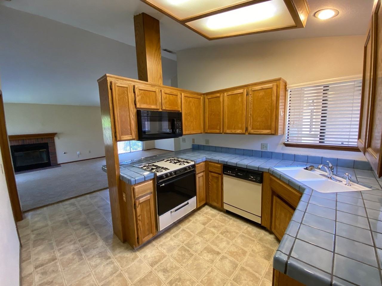 1348 E Ferguson Ct - Photo 4 of 29