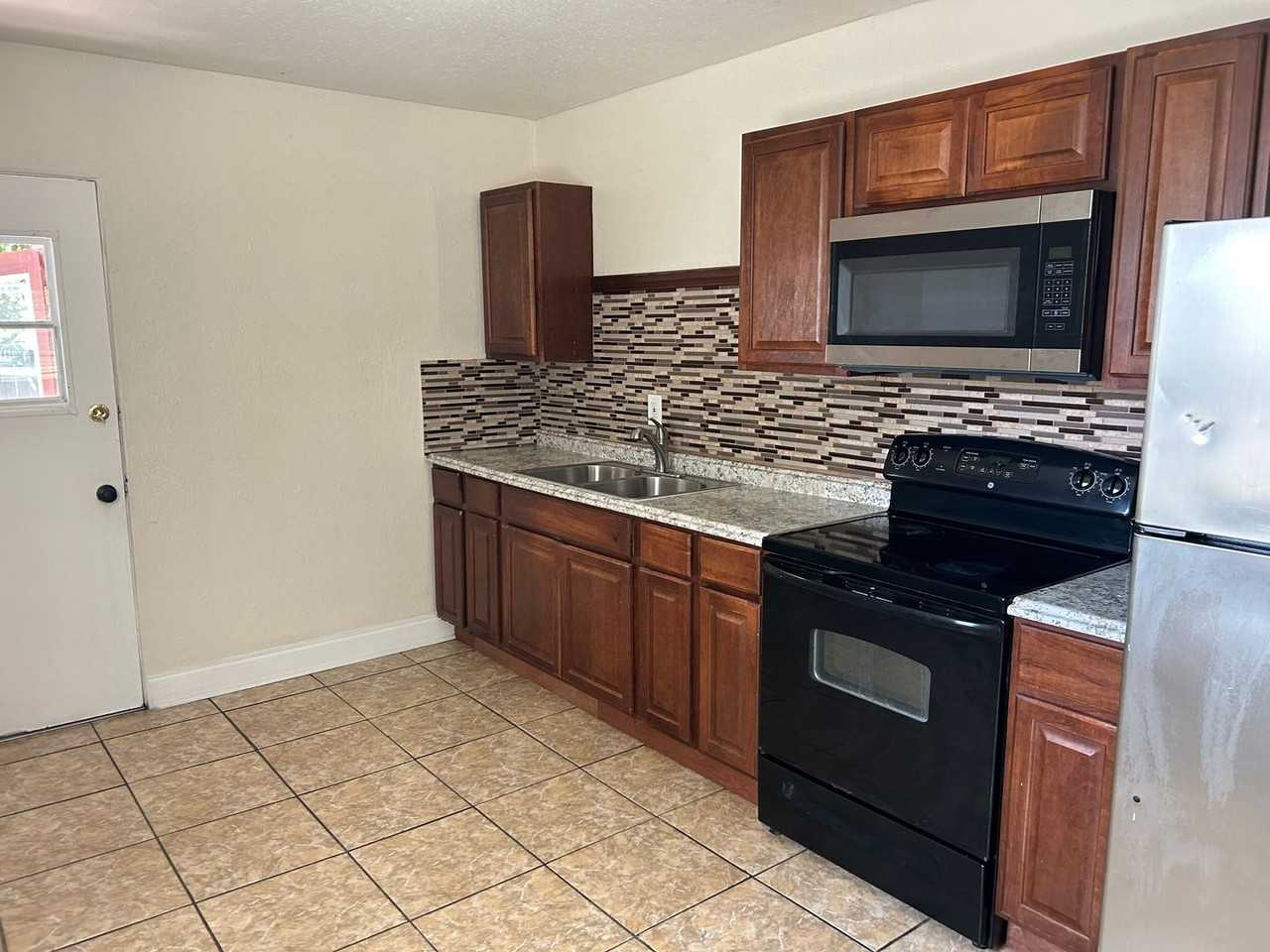 1315 W Nassau St - Photo 3 of 8