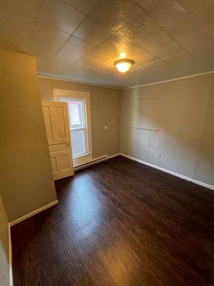 557 W Washington St - Photo 3 of 7