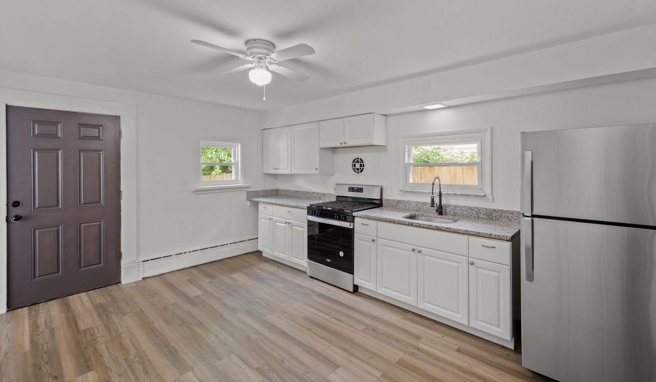 207 Fleet St - Photo 6 of 18