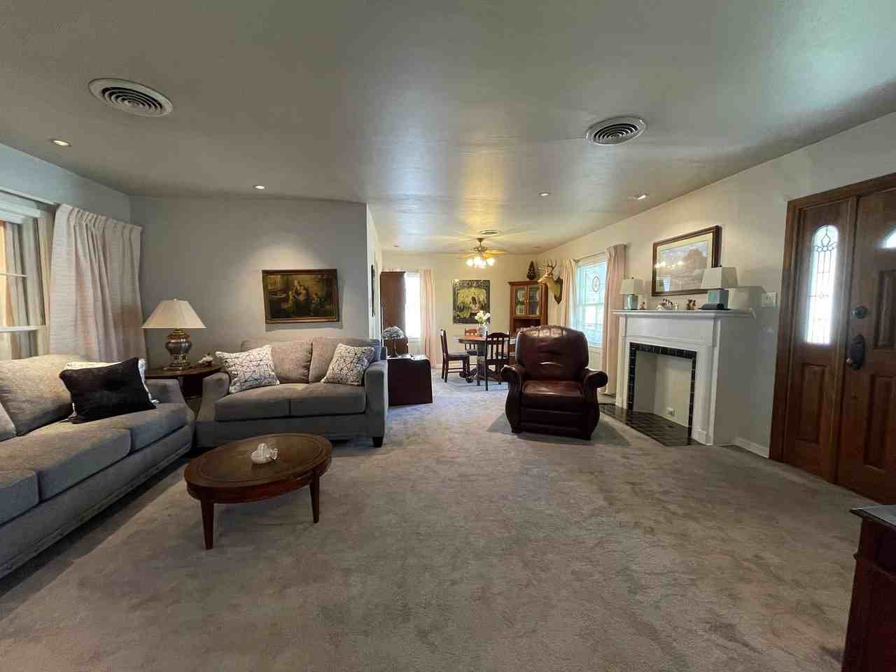 220 Sherwood Dr - Photo 3 of 30