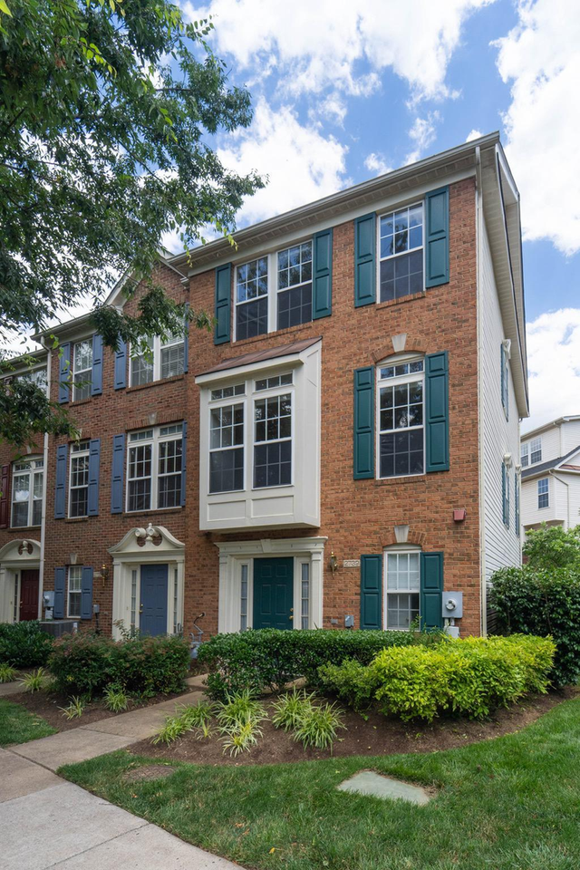 2739 Manhattan Pl - Photo 2 of 27