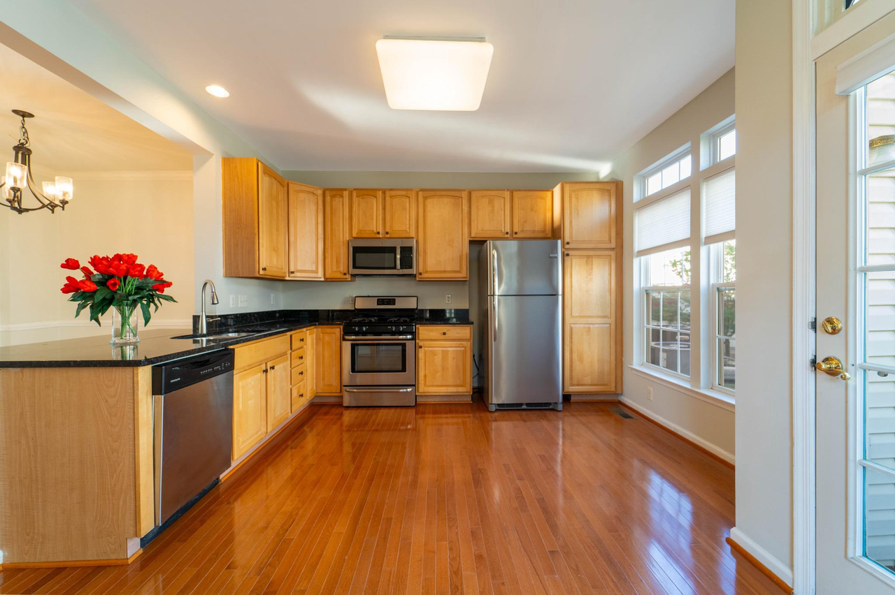 2739 Manhattan Pl - Photo 3 of 27