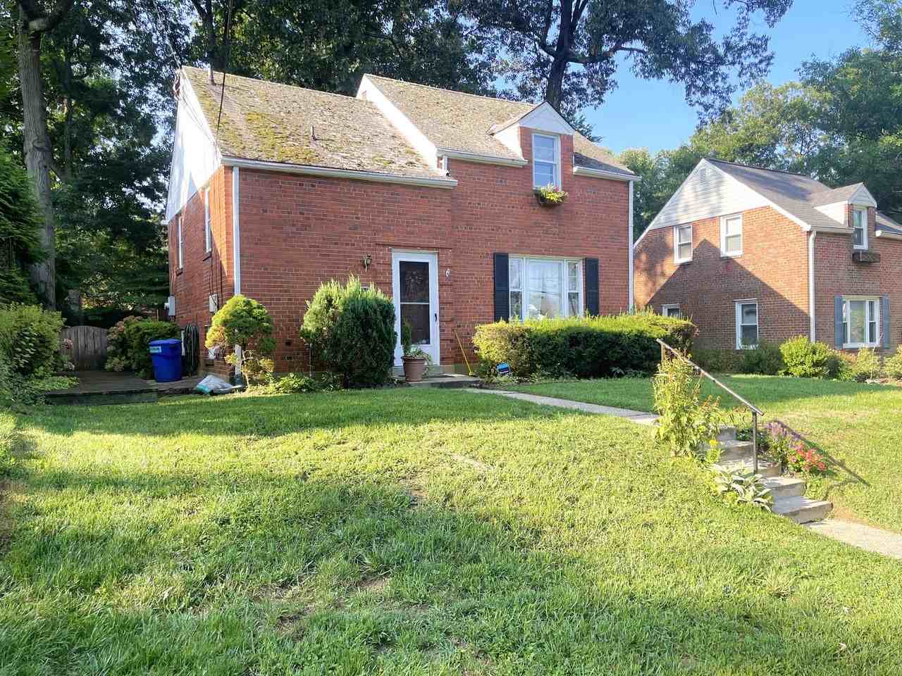 1018 Carson St - Photo 2 of 13