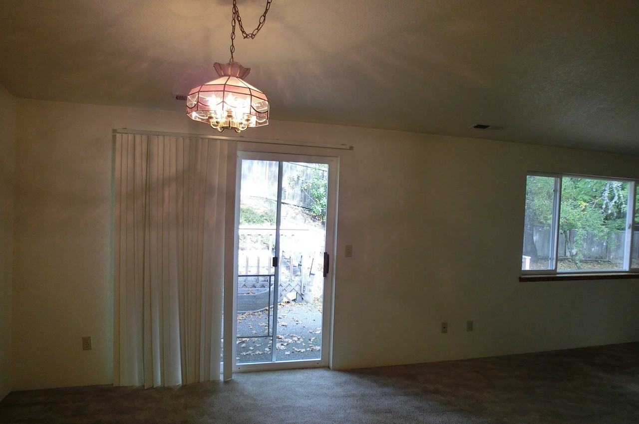 108 Nw Sinclair Dr - Photo 3 of 12