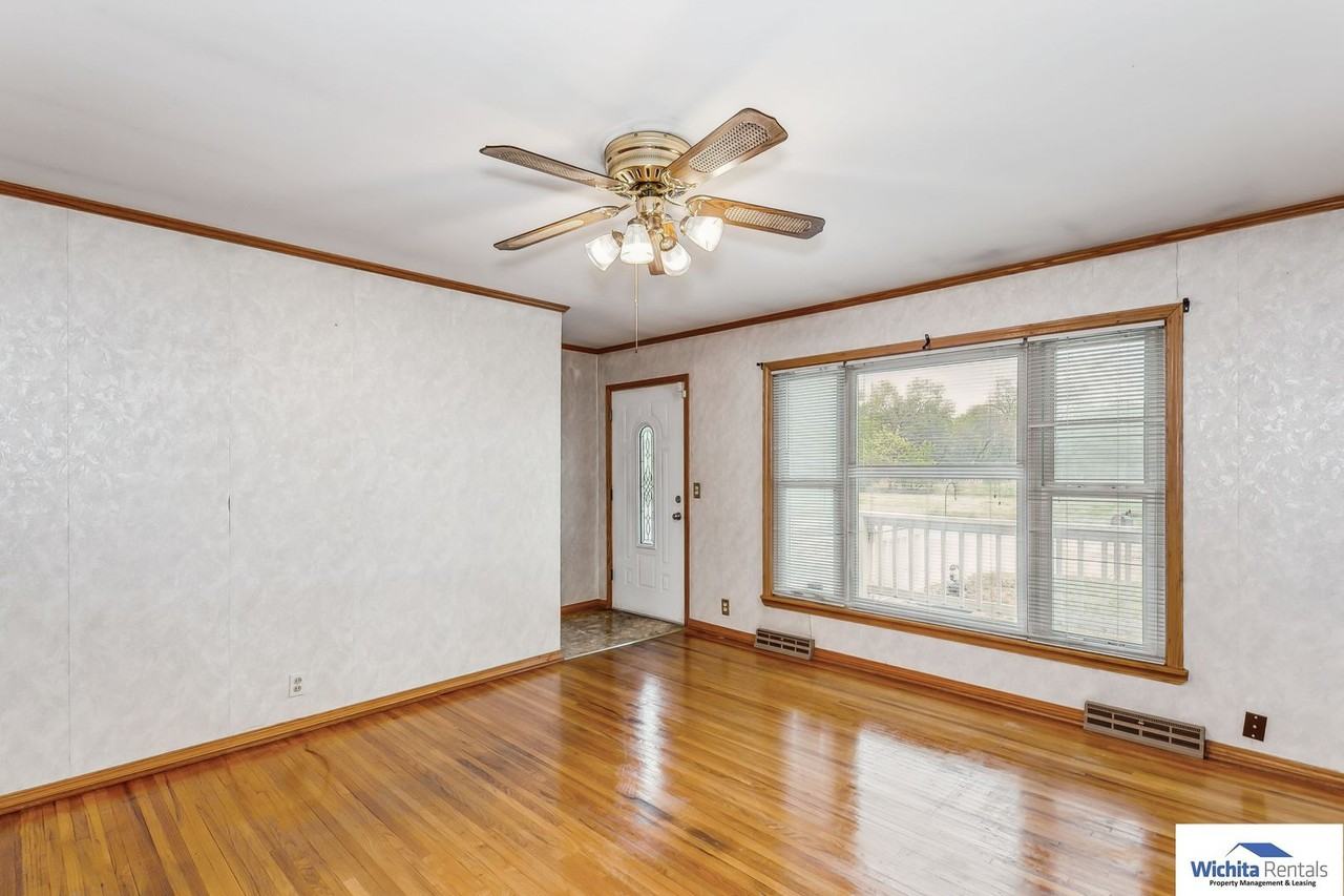 1401 W 27th St N - Photo 2 of 18