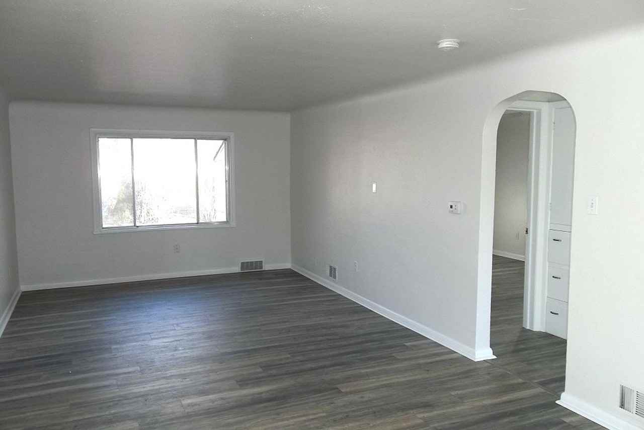 620 W Coy Dr - Photo 2 of 7