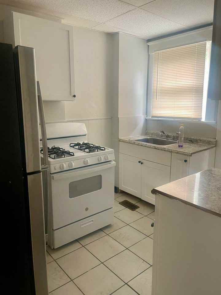1278 Rutledge Ave - Photo 2 of 9