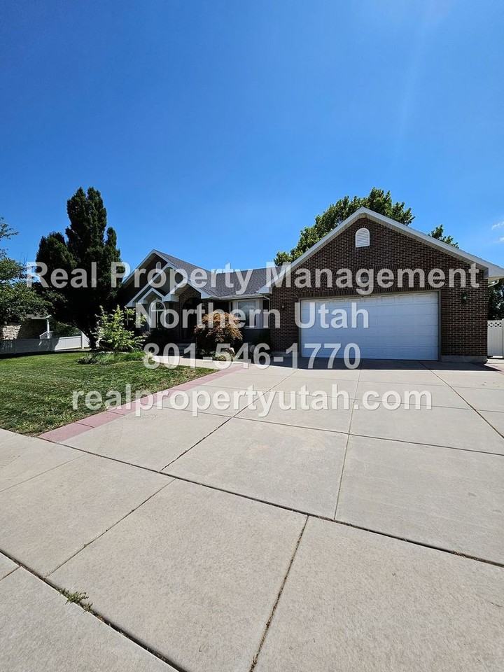 557 W 3575 S - Photo 3 of 27