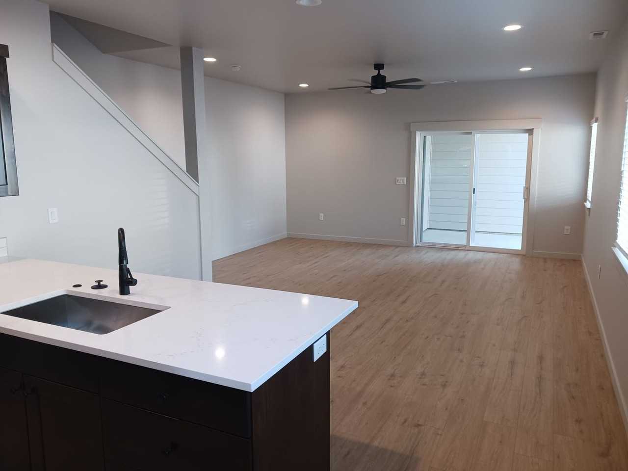 455 SW 27th - Photo 3 of 12