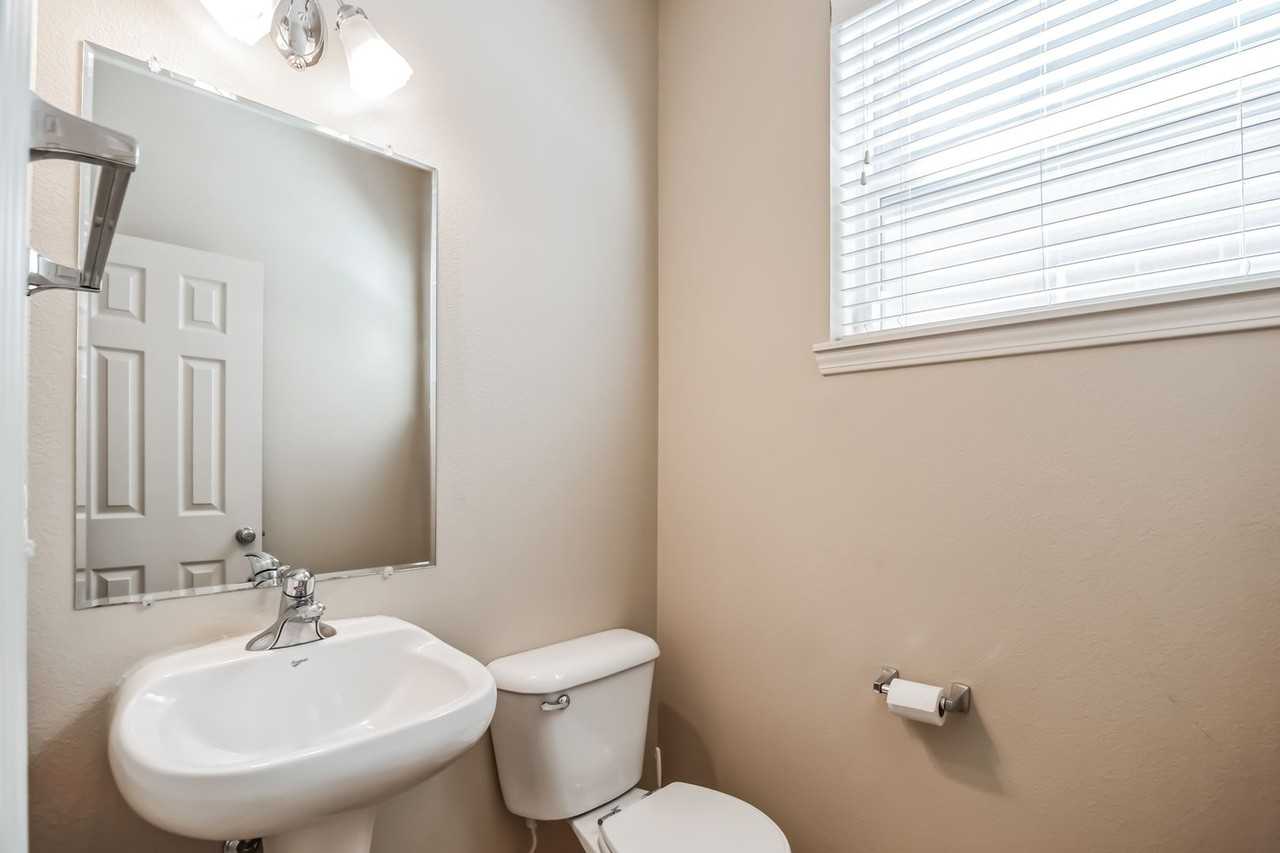 1050 Se Alika Ave - Photo 3 of 29