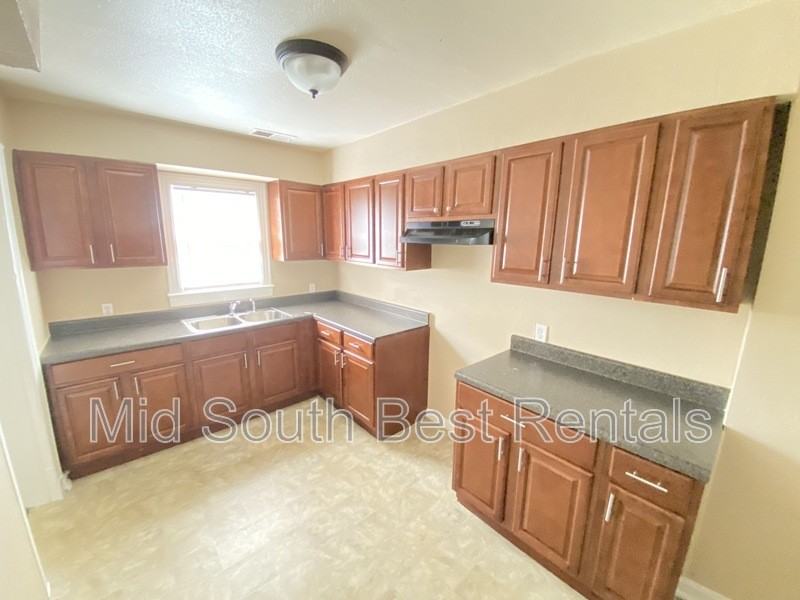 1321 S Barksdale St - Photo 3 of 8