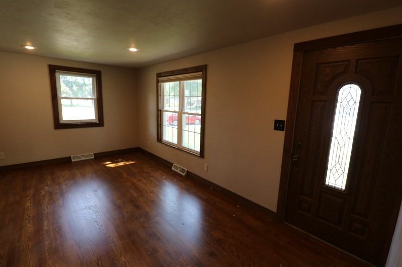 563 Suburban Dr - Photo 3 of 17