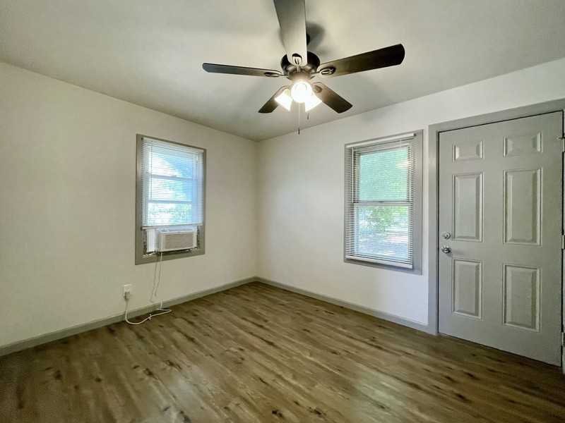 2037 Beaumont St - Photo 4 of 14