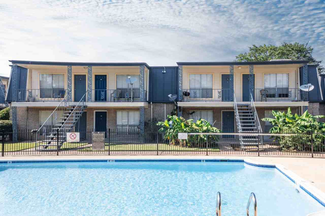 1711 James Bowie Dr - Photo 3 of 8