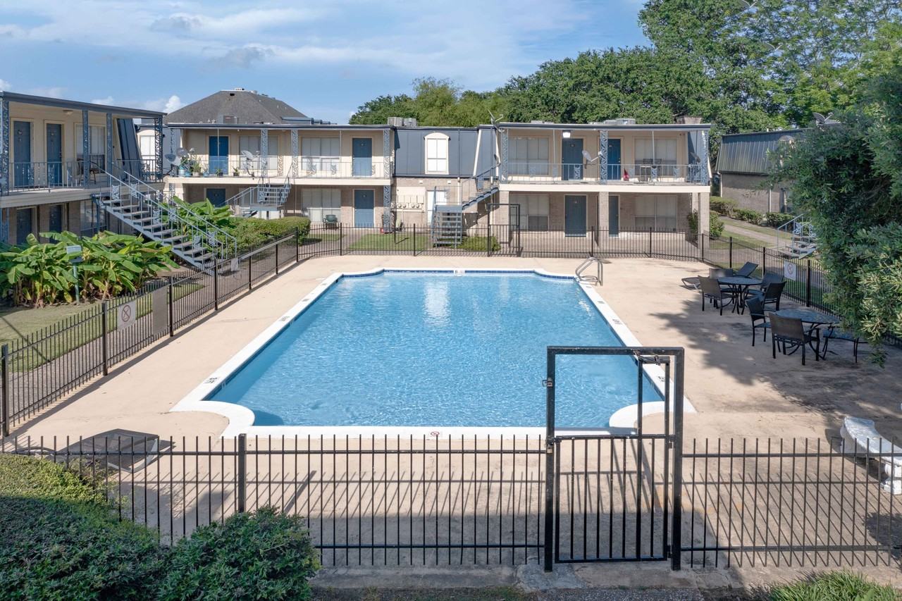 1711 James Bowie Dr - Photo 3 of 8